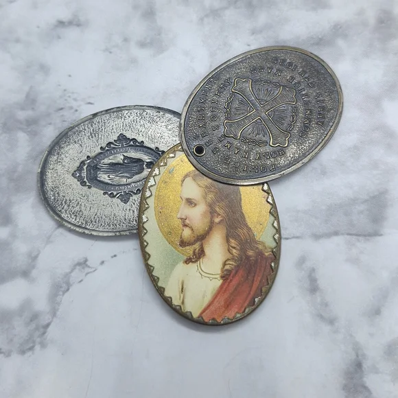 Vintage  Catholic Pendant Charm - Picture 3 of 6